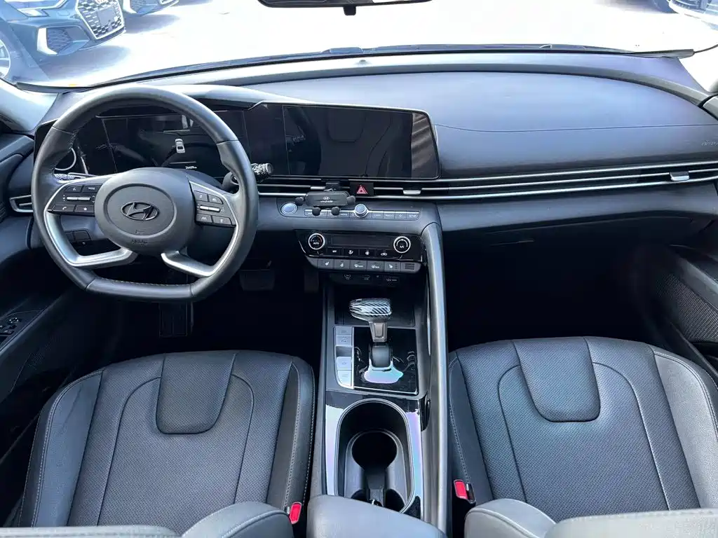 Hyundai Elantra 2023 — фото 15
