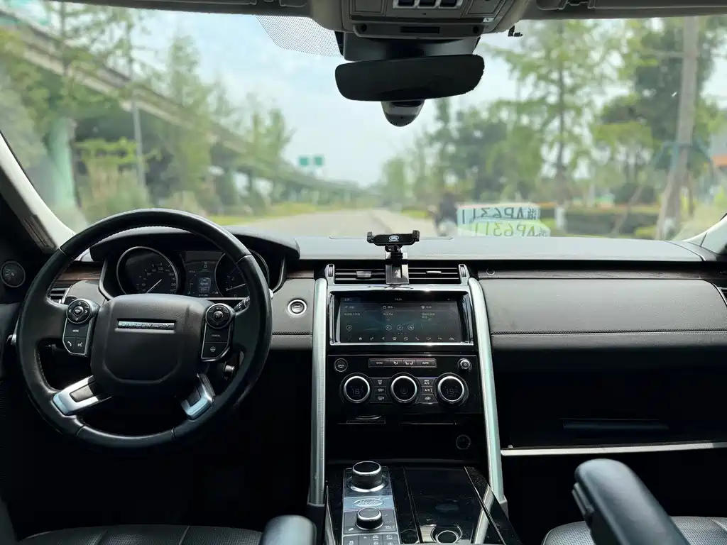 Land Rover Discovery 2018 — фото 10