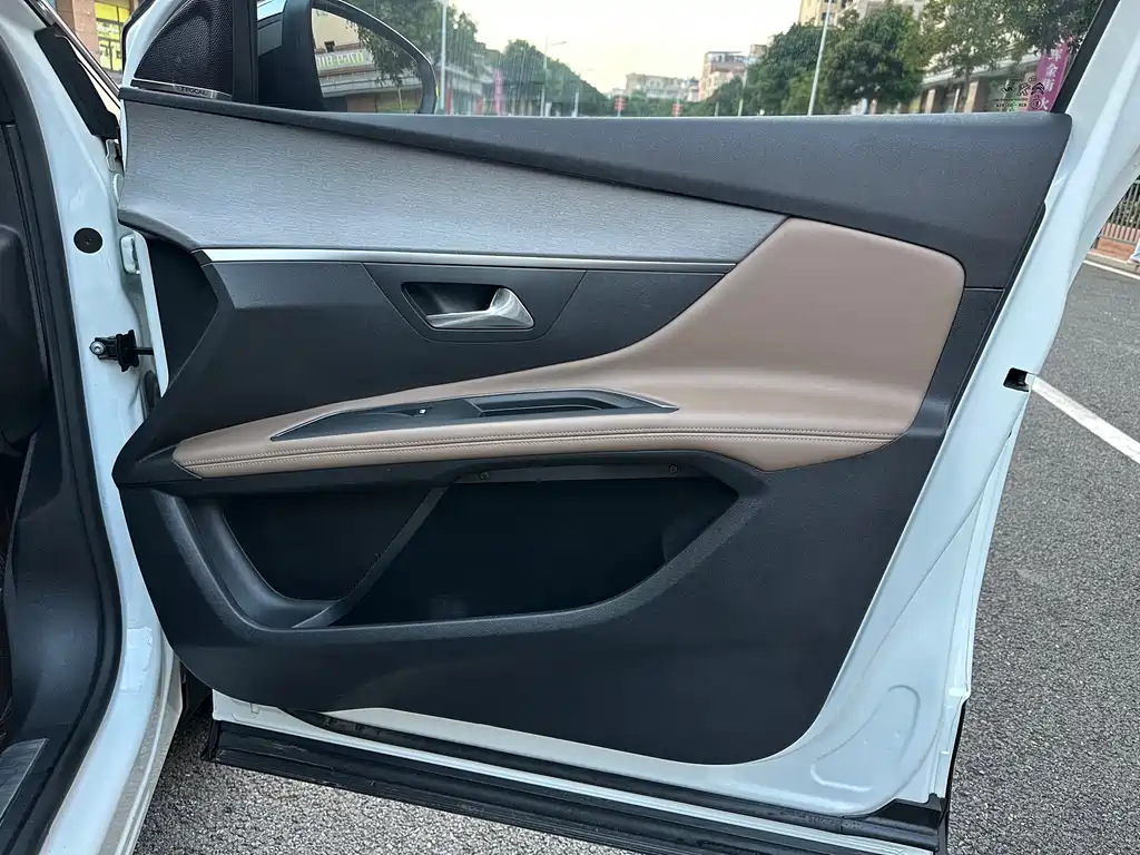 Peugeot 5008 2017 — фото 16