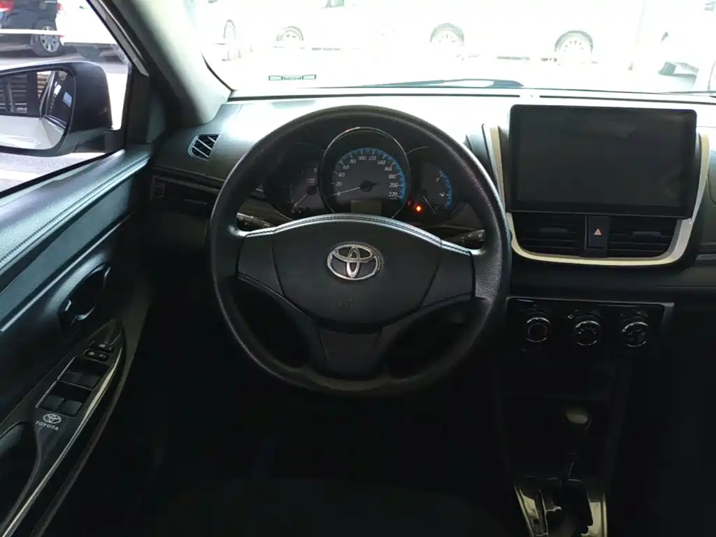 Toyota Yaris L 2018 — фото 11