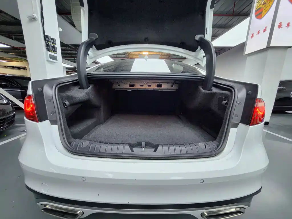 Jaguar XFL 2023 — фото 13