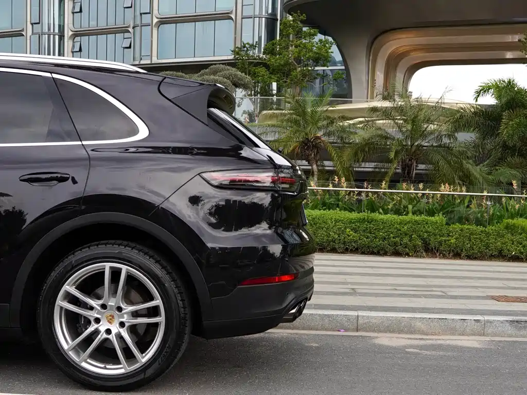 Porsche Cayenne 2018 — фото 31