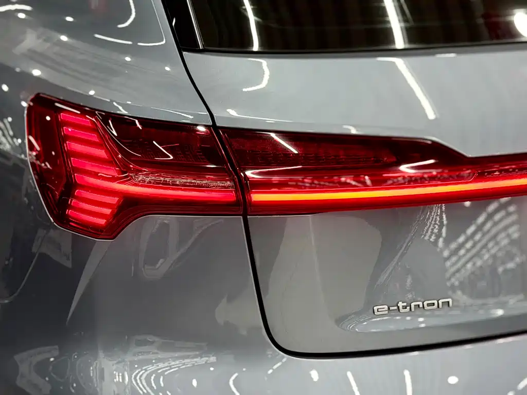 Audi e-tron 2021 — фото 17