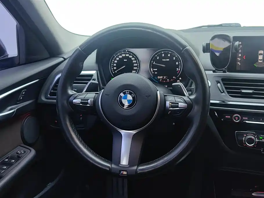 BMW 1 Series 2019 — фото 15