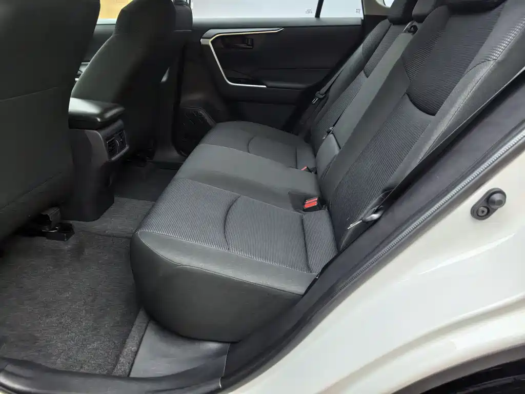 Toyota RAV4 2025 — фото 10