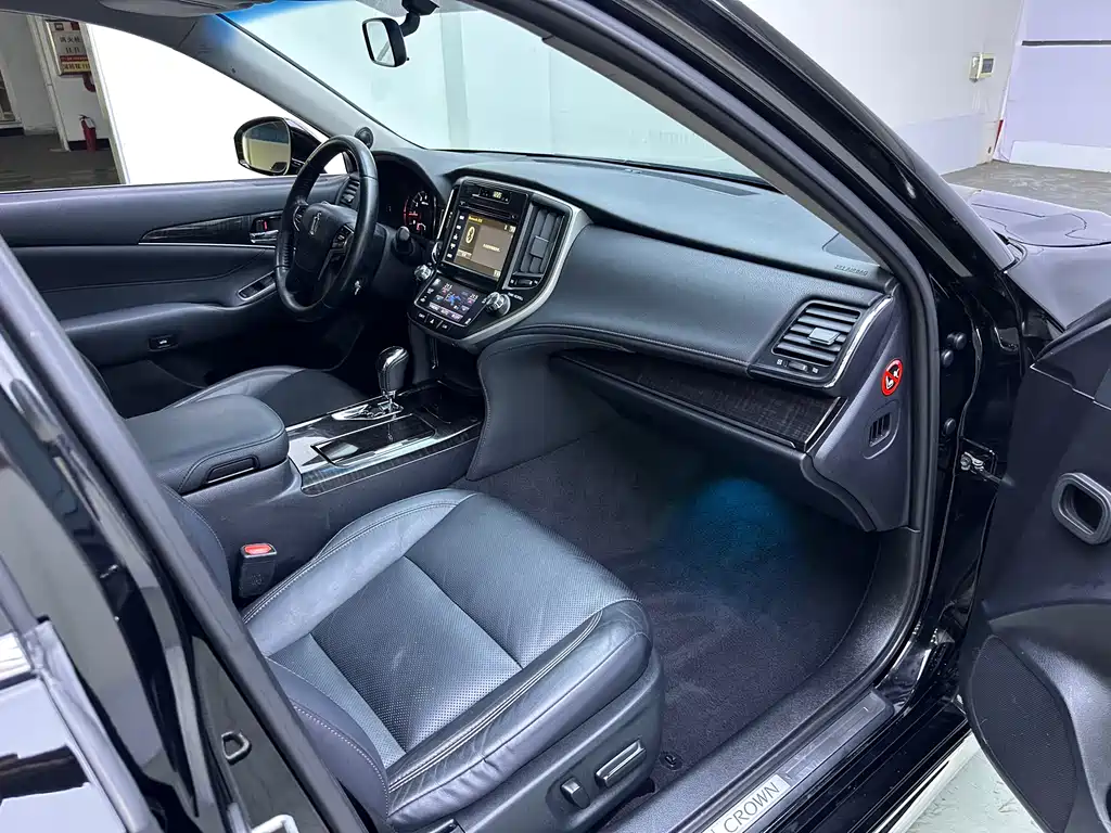 Toyota Crown 2017 — фото 13