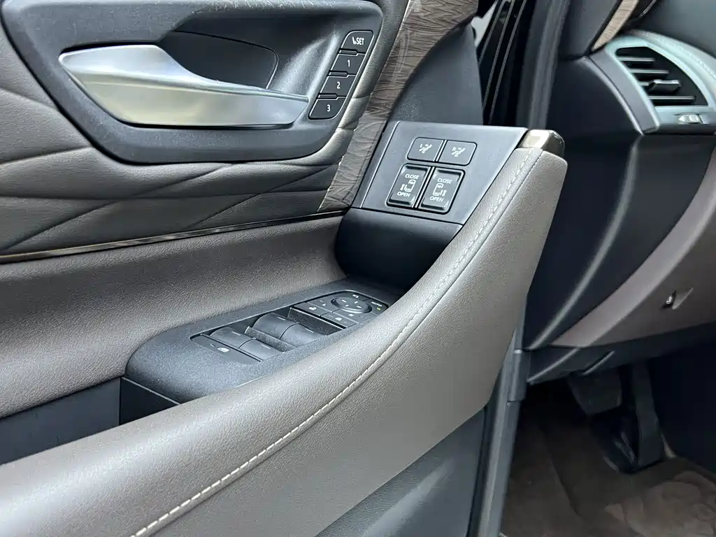 Toyota Vellfire 2024 — фото 17