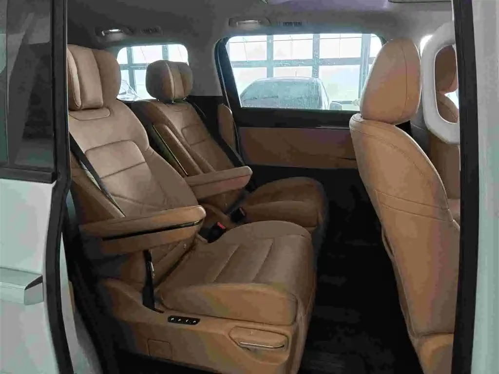 GAC Motor E8 Hybrid 2025 — фото 11