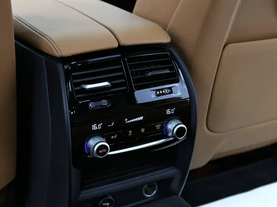 BMW 5 Series 2018 — фото 16