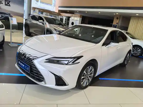 Lexus ES 2025