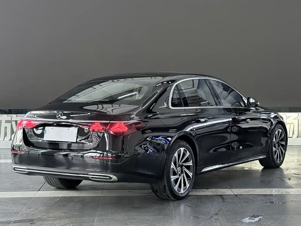 Mercedes-Benz E-Class 2025 — фото 3