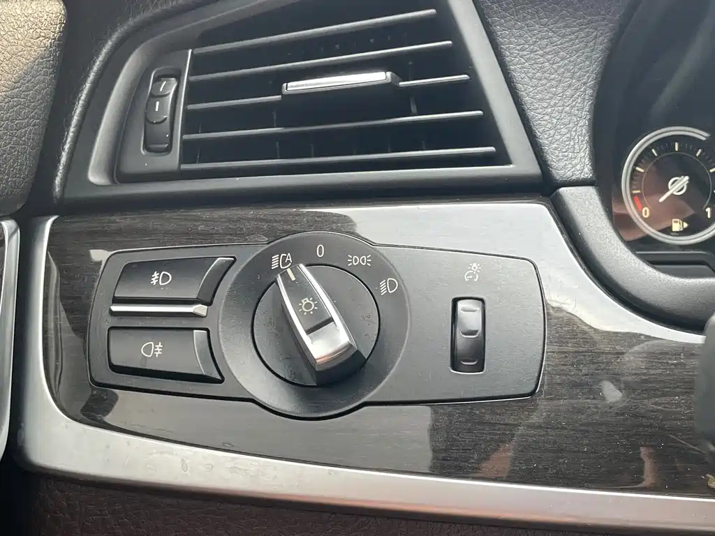 BMW 5 Series 2015 — фото 14