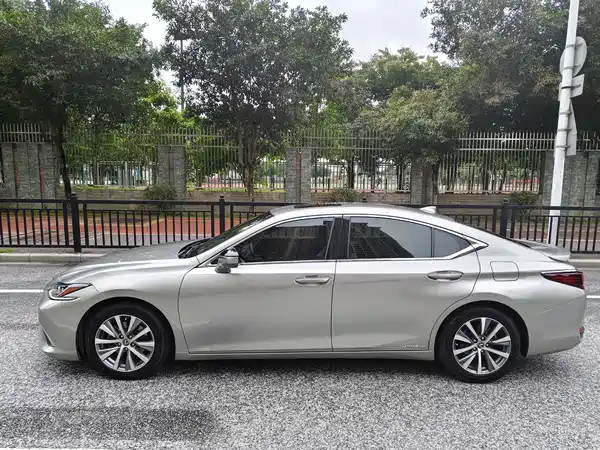 Lexus ES 2020