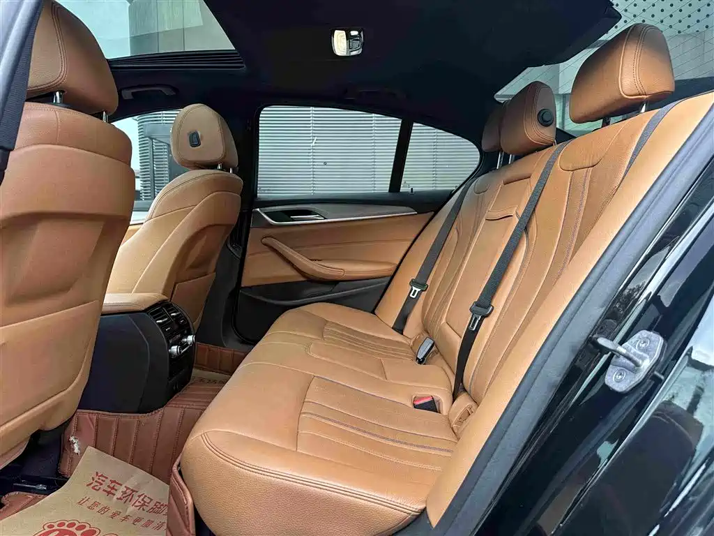 BMW 5 Series 2018 — фото 18