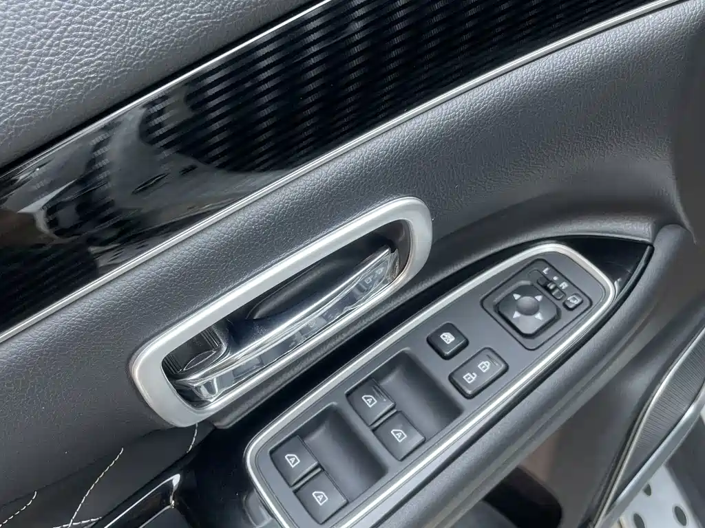 Mitsubishi Outlander 2023 — фото 16