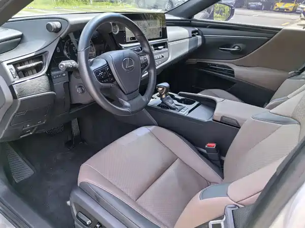 Lexus ES 2023