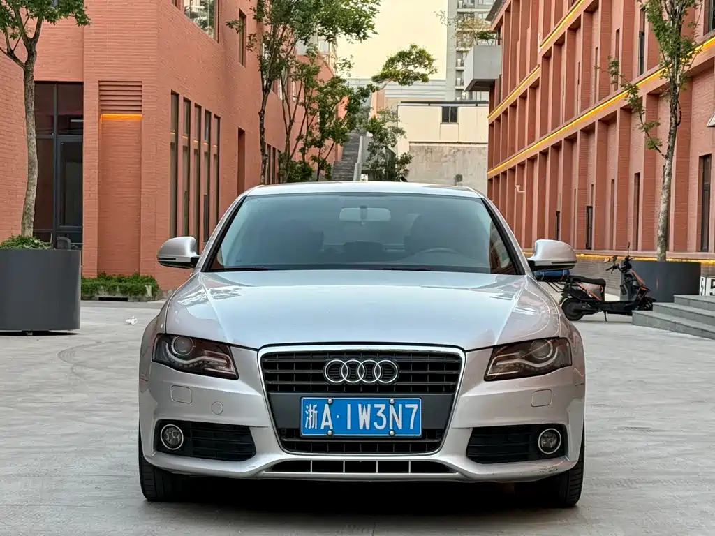 Audi A4L 2010 — фото 2