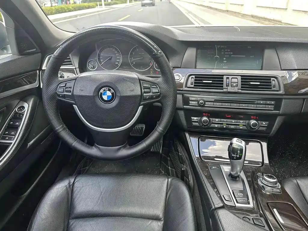 BMW 5 Series 2010 — фото 11
