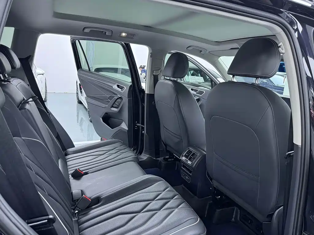 Volkswagen Tiguan L 2023 — фото 11