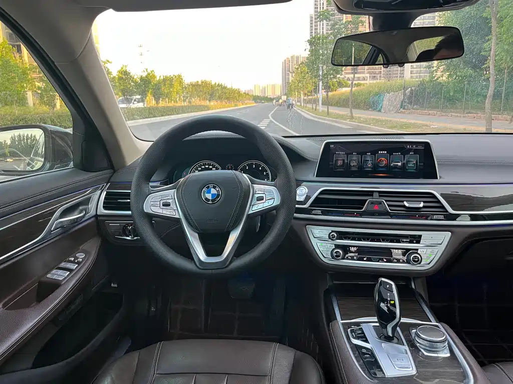 BMW 7 Series 2017 — фото 8