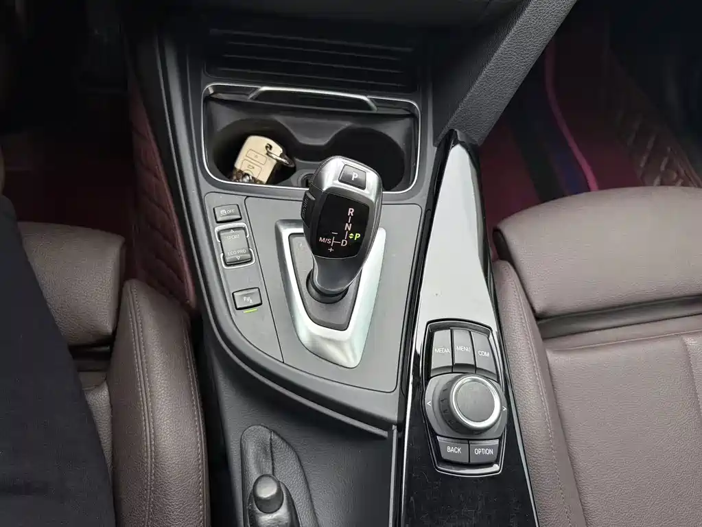BMW 3 Series 2018 — фото 17