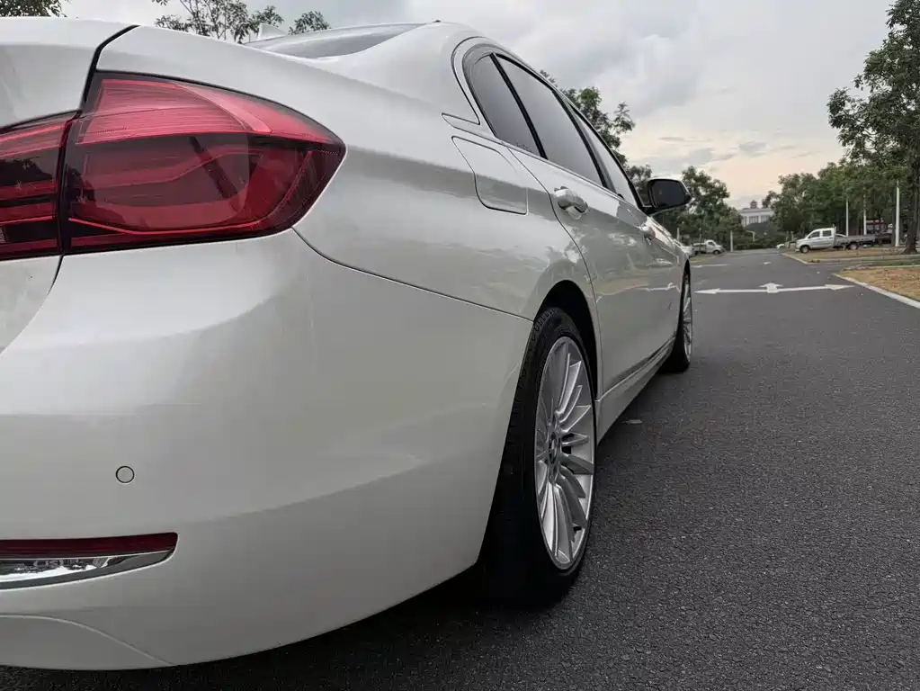 BMW 3 Series 2018 — фото 21