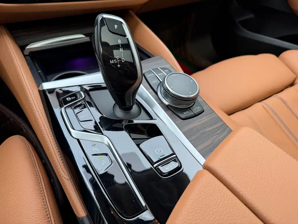 BMW 6 Series GT 2024 — фото 12