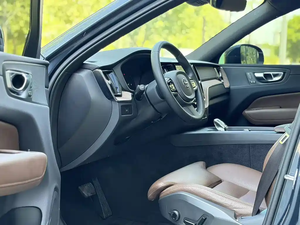 Volvo XC60 2022 — фото 25