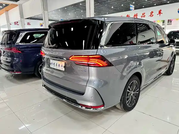 Roewe iMAX8 2023