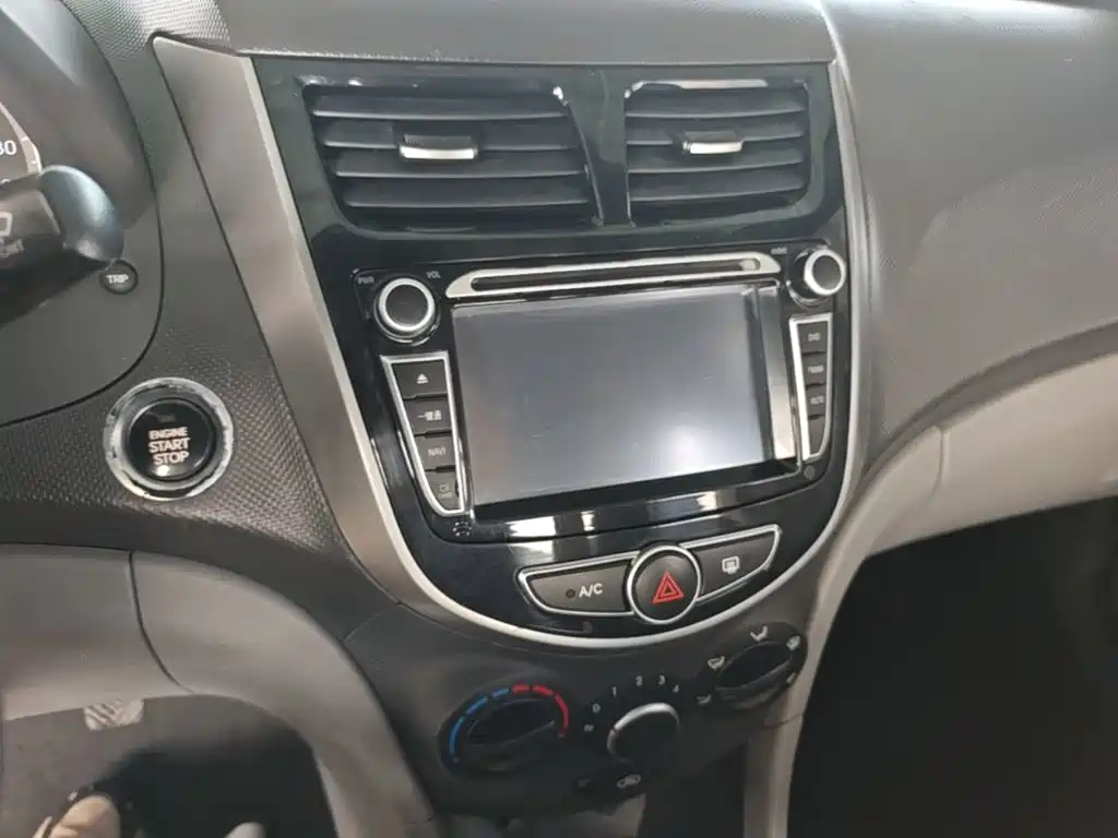 Hyundai Accent 2015 — фото 13
