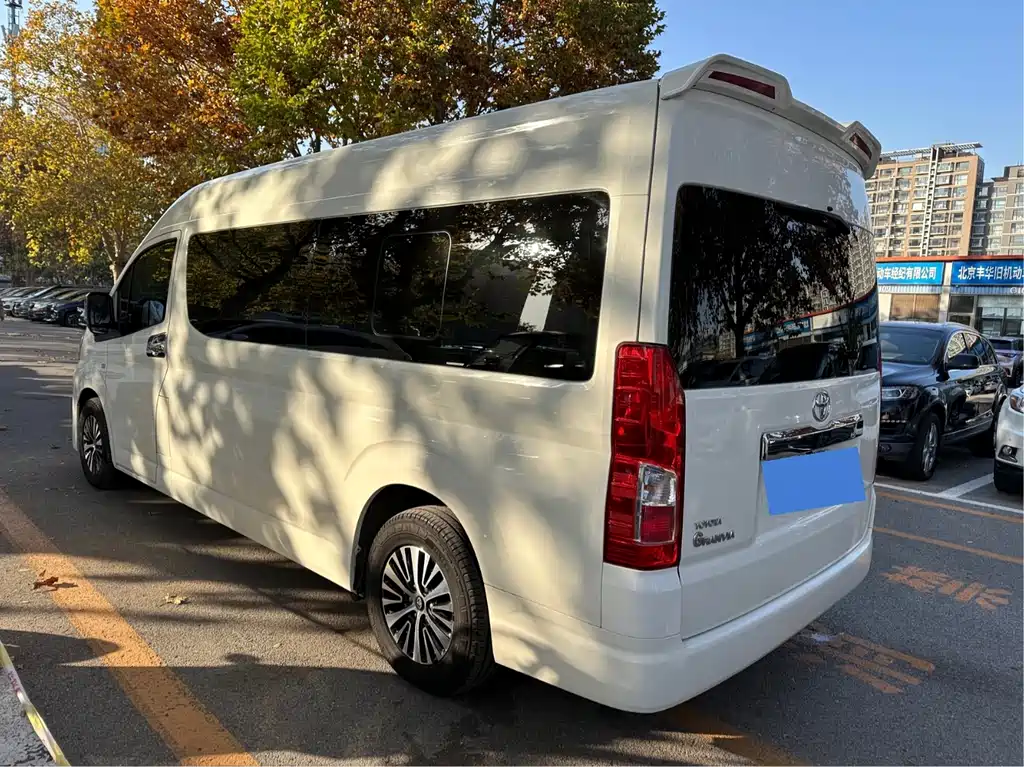 Toyota Hiace 2023 — фото 6