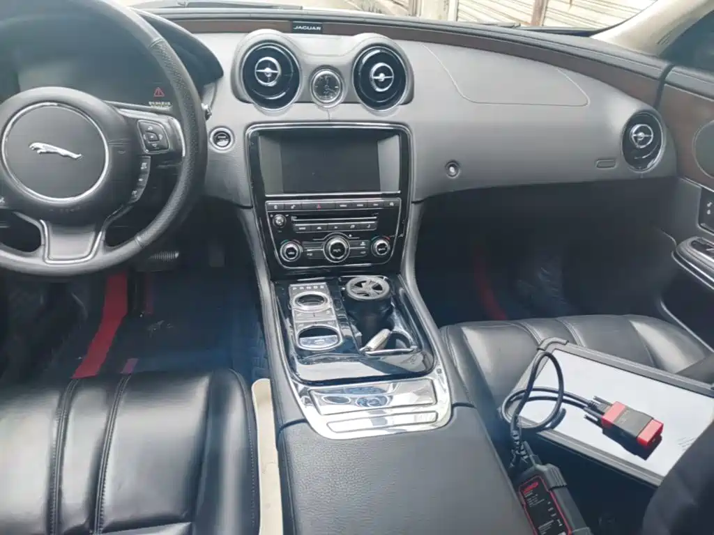 Jaguar XJ 2015 — фото 14