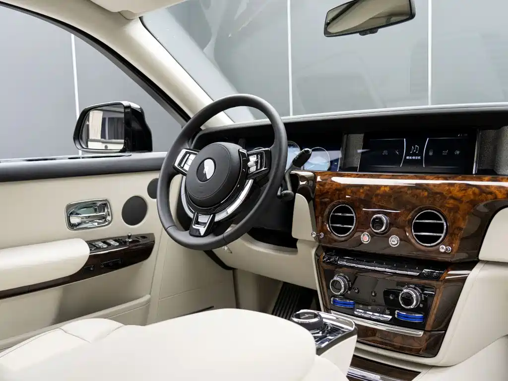 Rolls-Royce Phantom 2018 — фото 25
