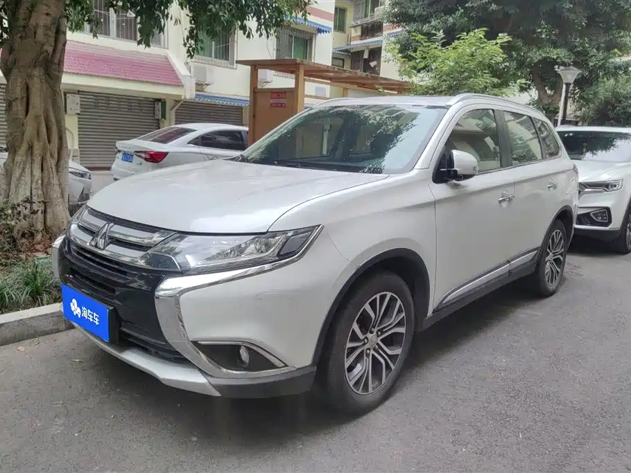 Mitsubishi Outlander 2018 — фото 1