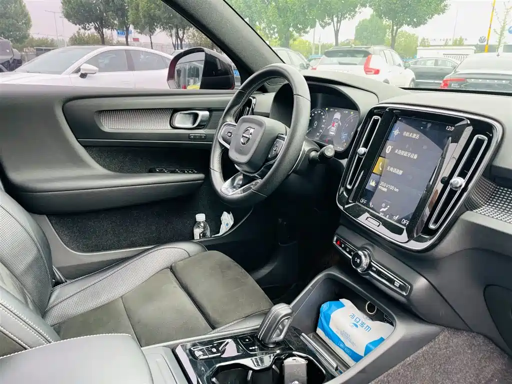 Volvo XC40 2019 — фото 15
