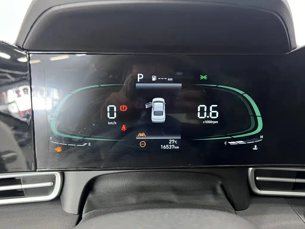 Hyundai Elantra 2023 — фото 10