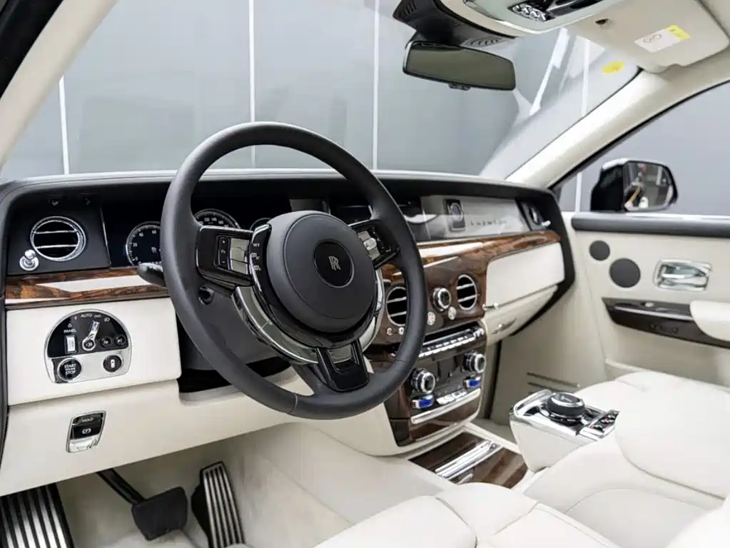 Rolls-Royce Phantom 2018 — фото 10
