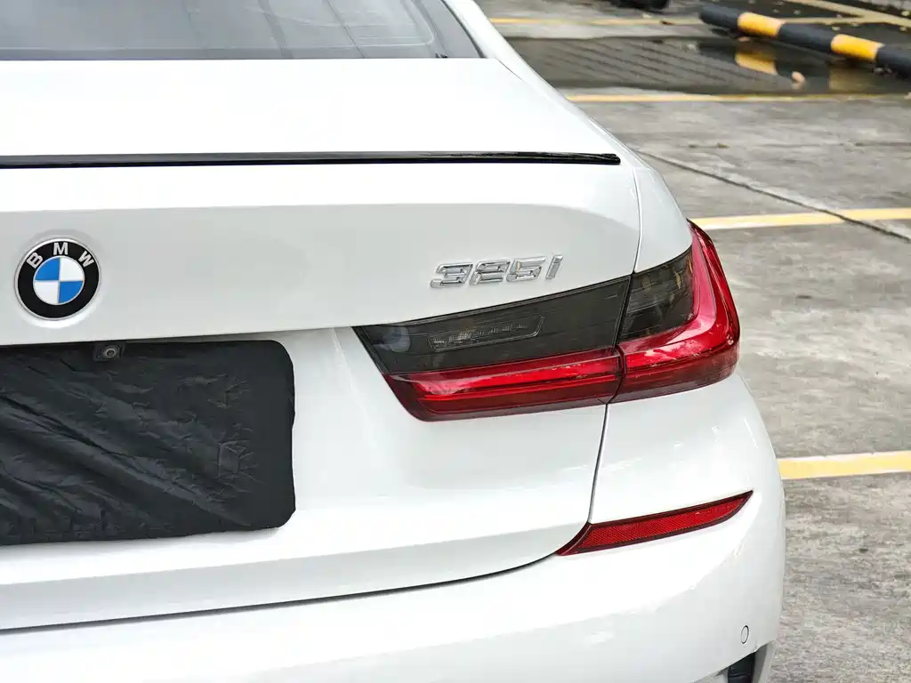 BMW 3 Series 2019 — фото 15
