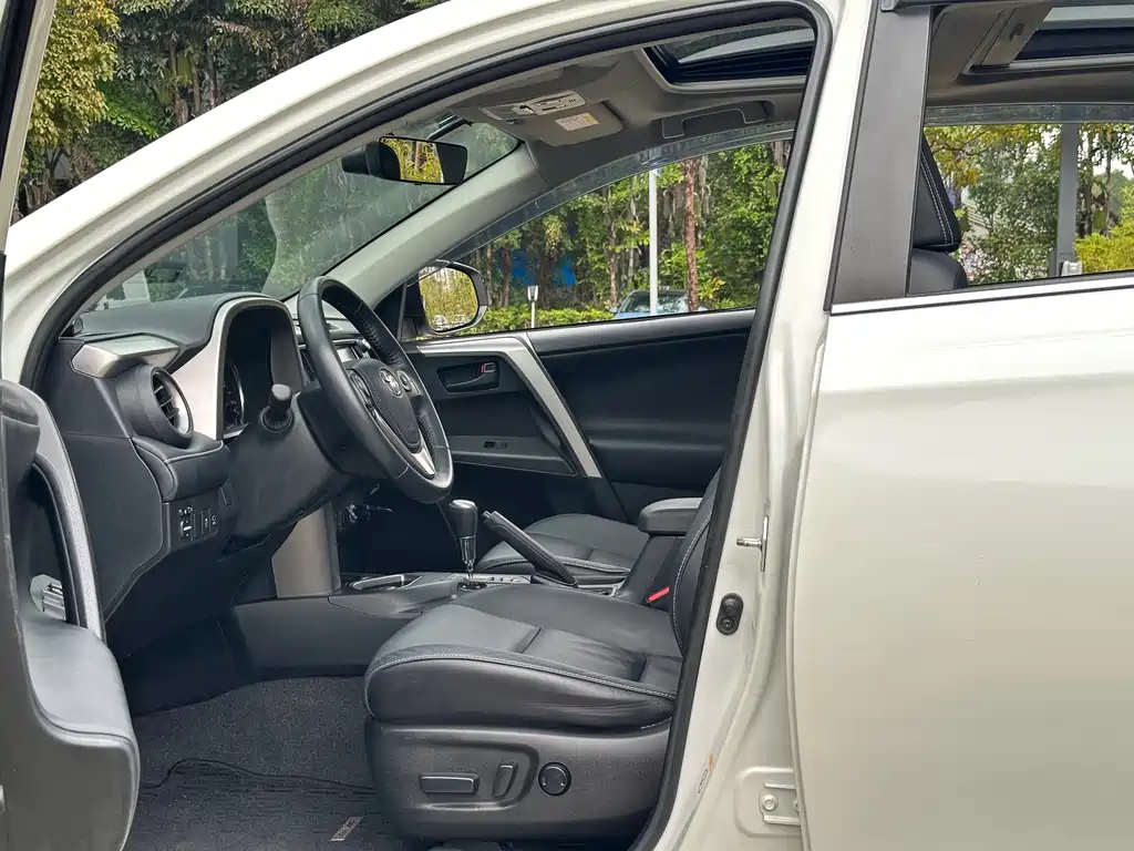 Toyota RAV4 2017 — фото 4