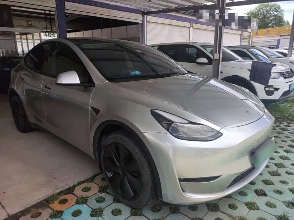 Tesla Model Y 2024