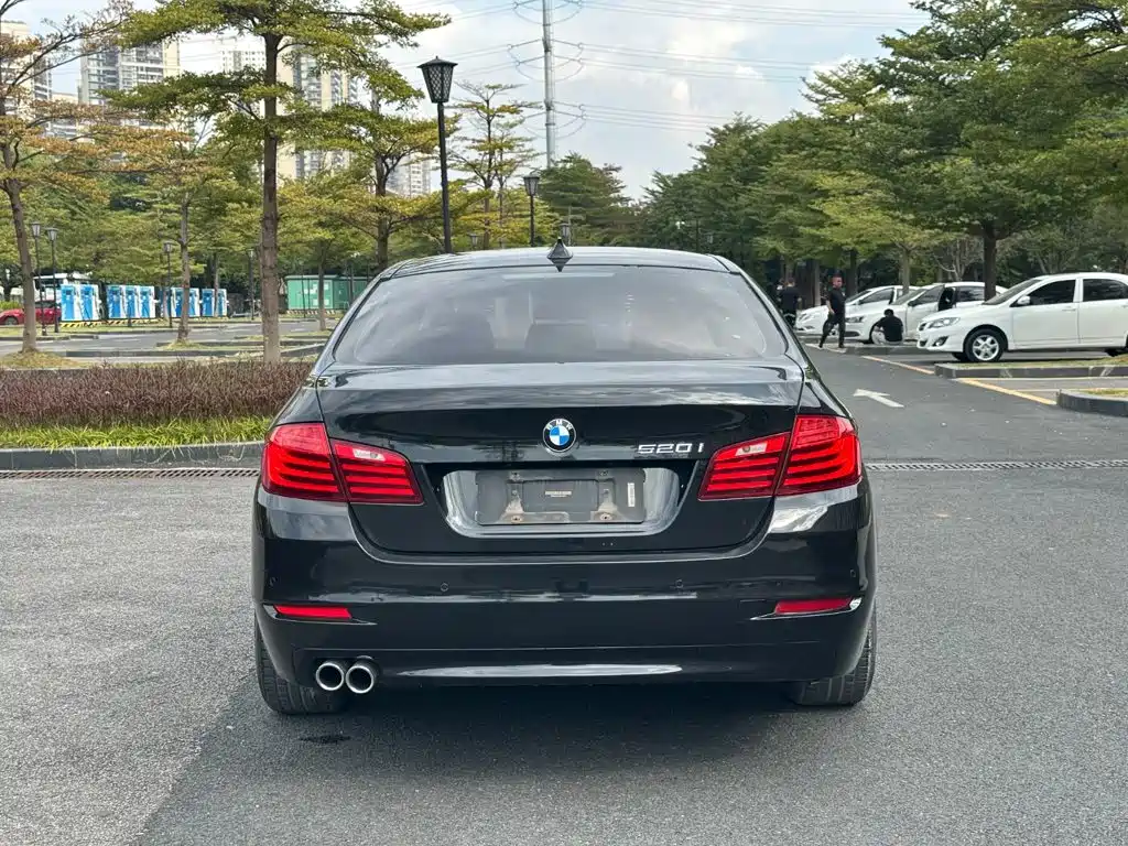 BMW 5 Series 2017 — фото 16