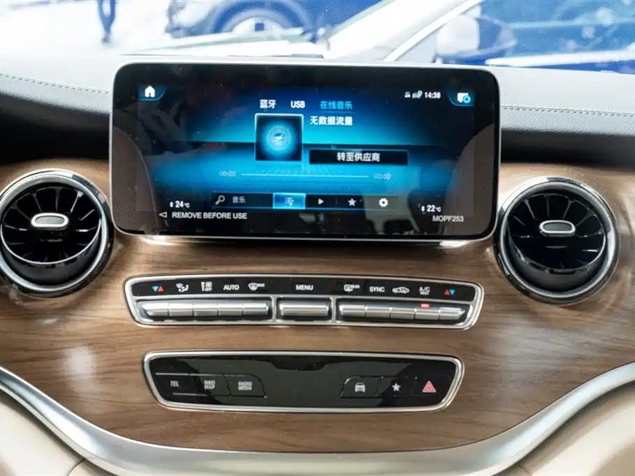 Mercedes-Benz V-Class 2023 — фото 19