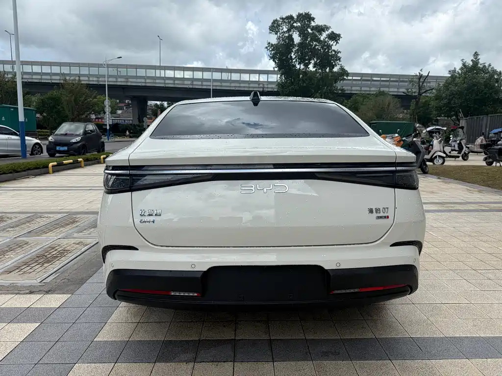 BYD Seal 07 DM-i 2025 — фото 16
