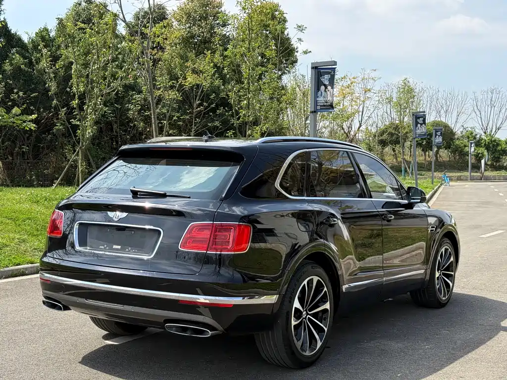 Bentley Bentayga 2016 — фото 15