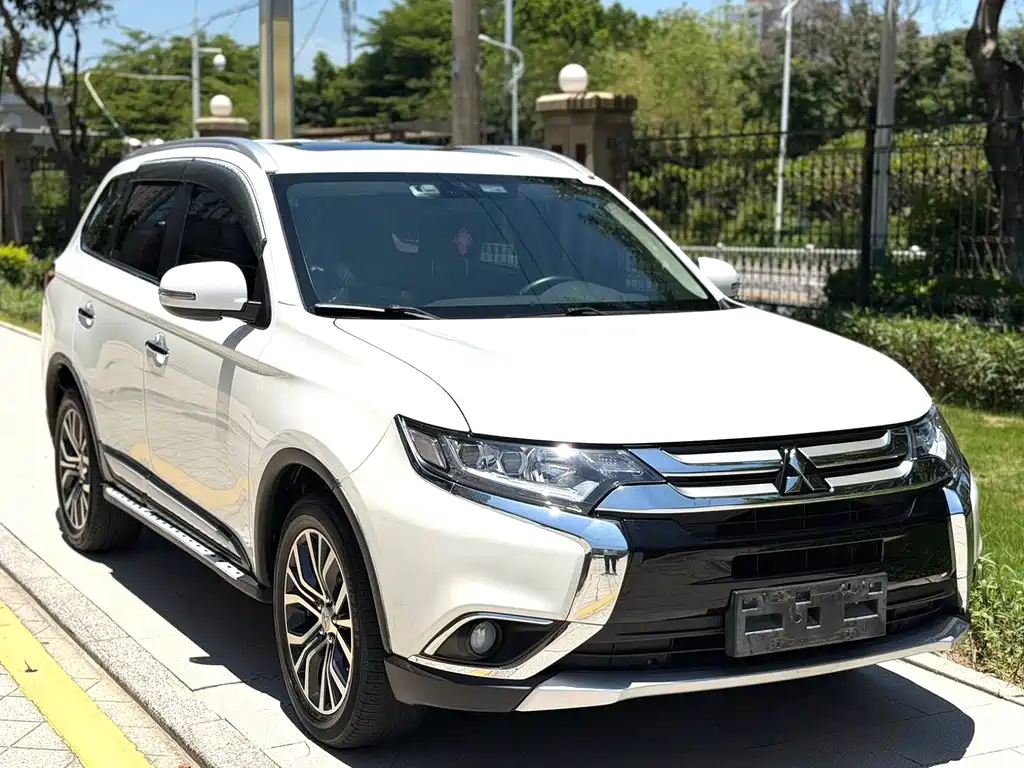 Mitsubishi Outlander 2017 — фото 3