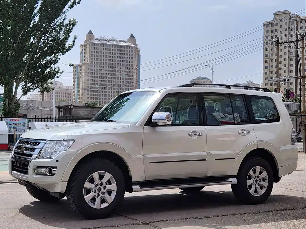 Mitsubishi Pajero — фото 1