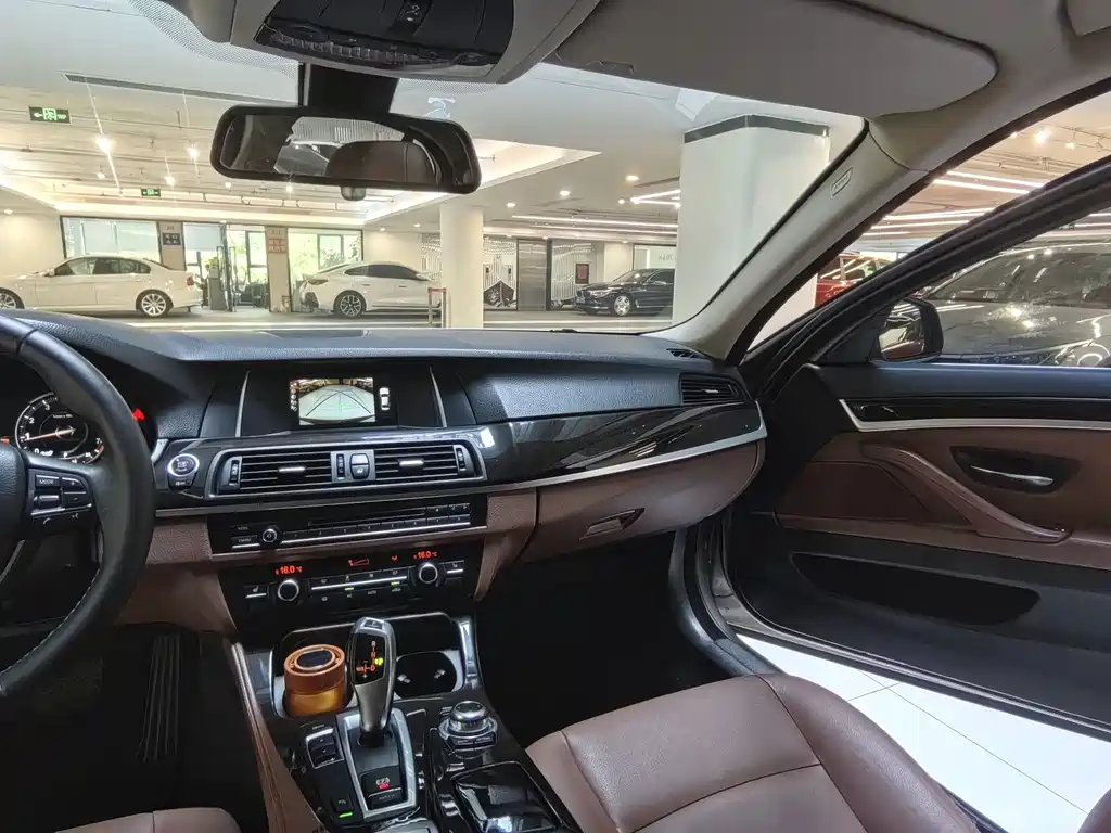 BMW 5 Series 2017 — фото 11