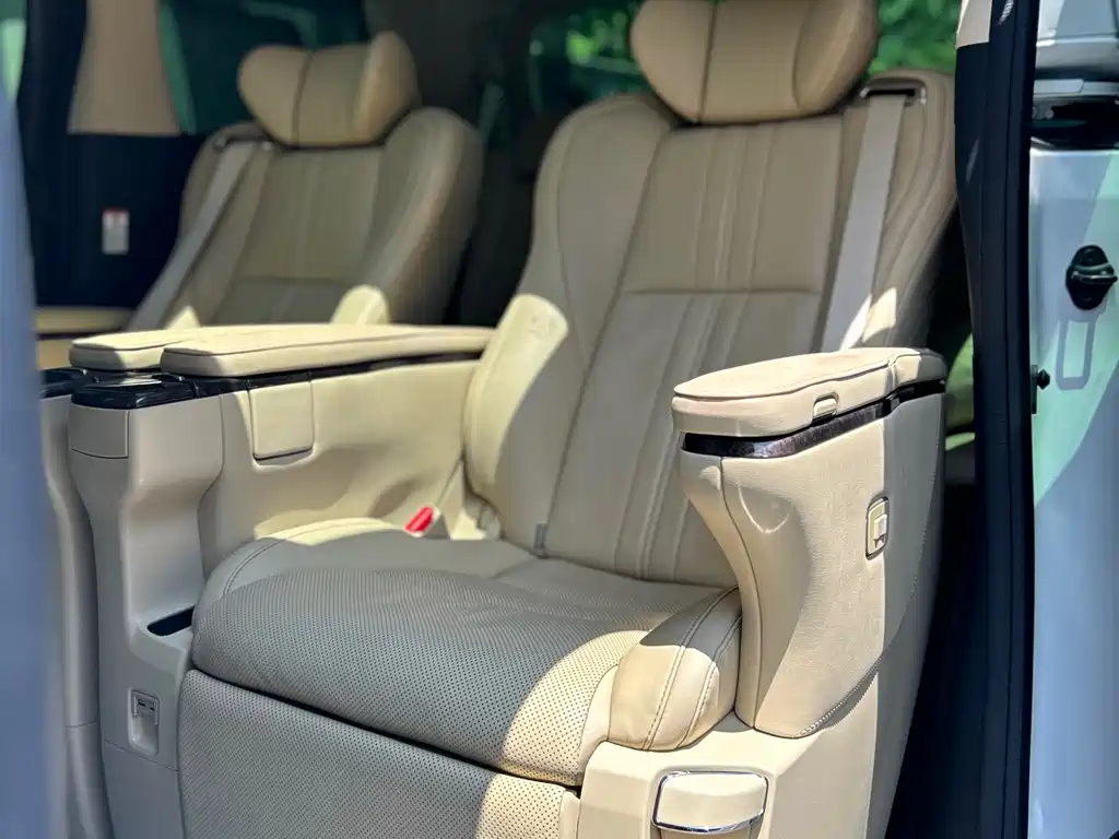 Toyota Alphard 2022 — фото 11