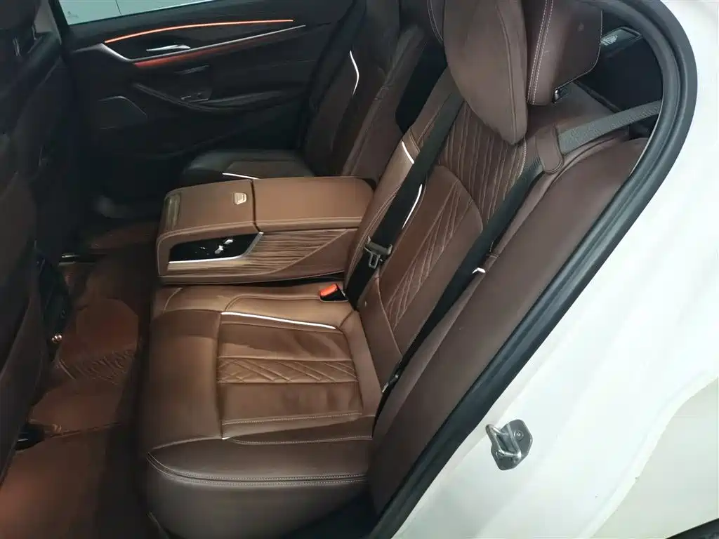 BMW 5 Series New Energy 2020 — фото 14