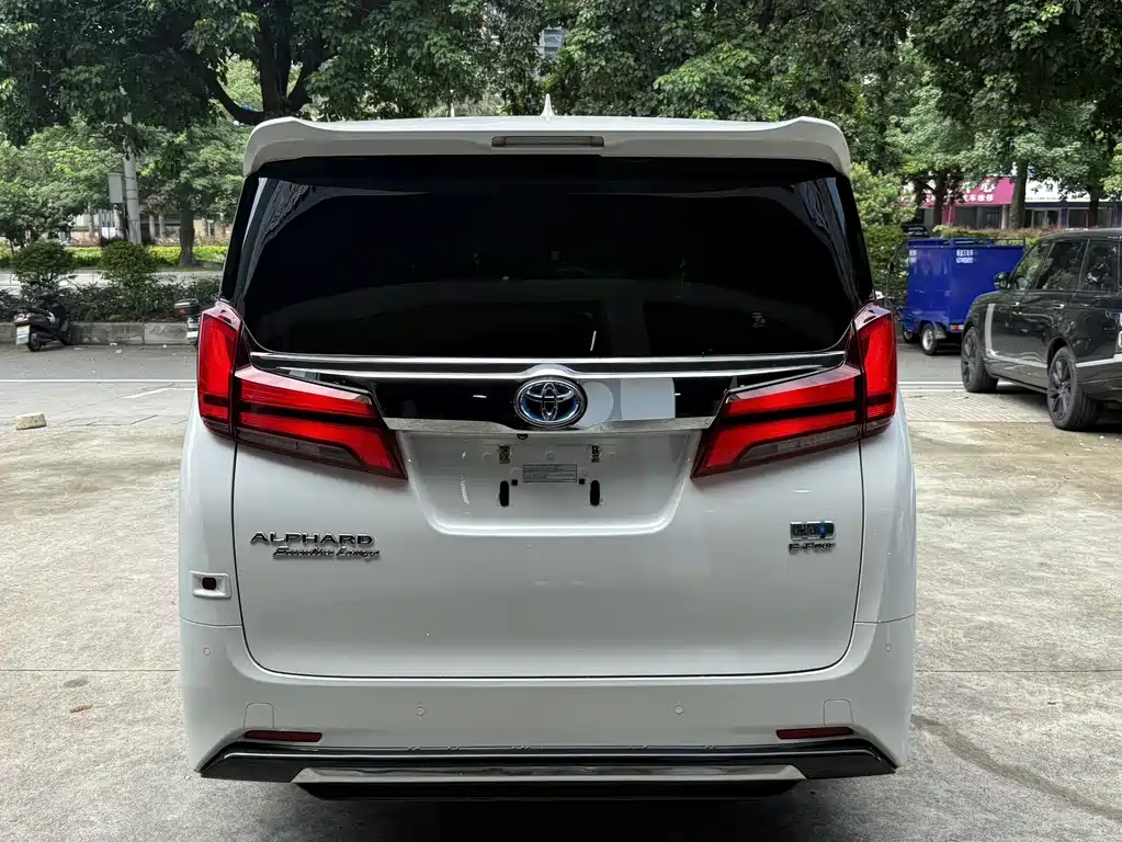 Toyota Alphard 2022 — фото 17
